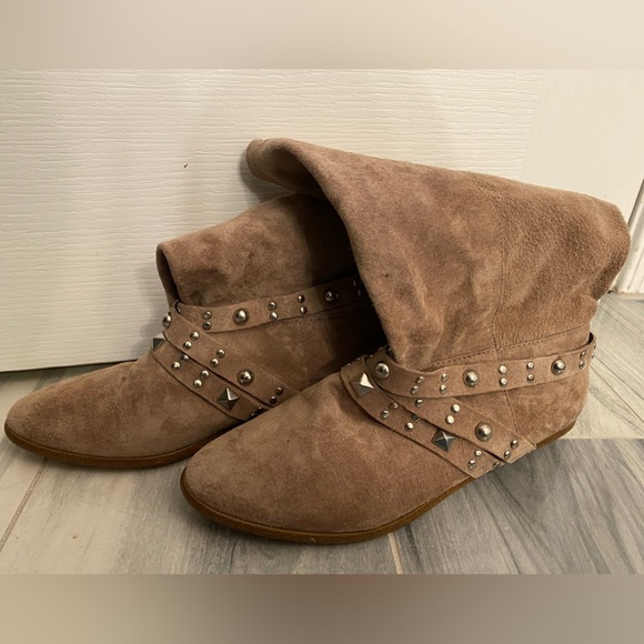 Tan leather cowboy boots. Lightly worn. Size: 7 - Picture 5 of 5